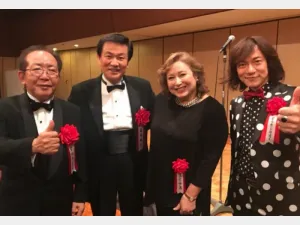 左からサンミュージック相澤正久社長、森田健作さん、キャシー中島さん、ダイアモンド☆ユカイさん