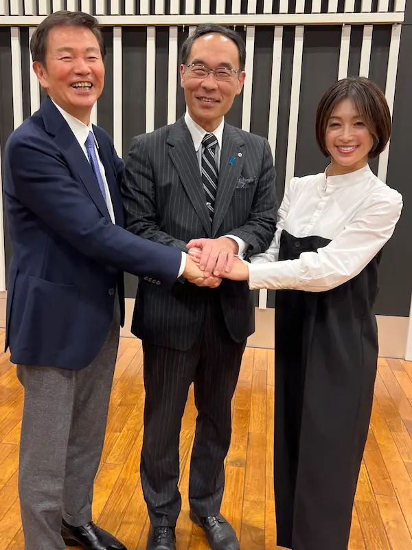 左から森田健作、大野元裕・埼玉県知事、酒井法子