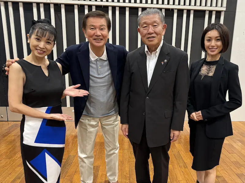 左から西村知美さん、森田健作さん、鴨川市の長谷川孝夫市長、酒井法子さん