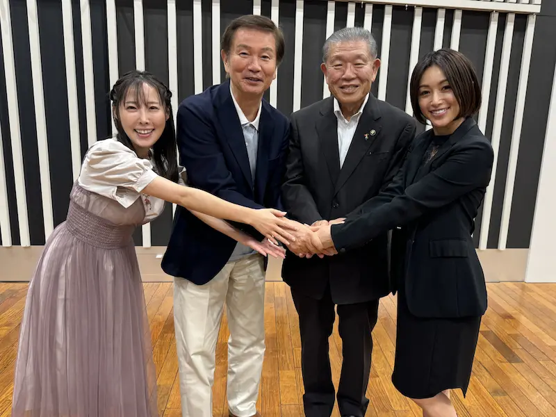 左から風谷南友さん、森田健作さん、鴨川市の長谷川孝夫市長、酒井法子さん