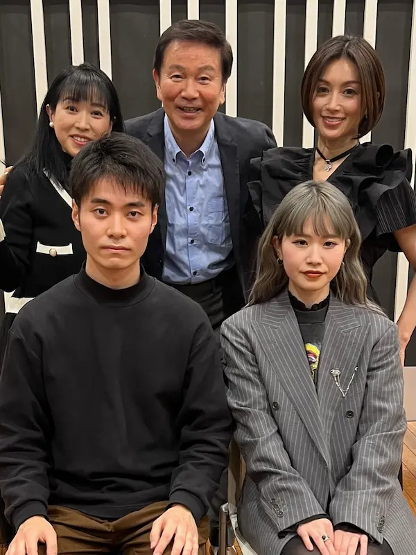 （前列左から）小川哲央、吏沙（後列左から）西村知美、森田健作、酒井法子の画像