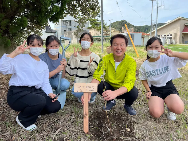 森田健作さん（右から2人目）も参加したヤマザクラ植樹の様子